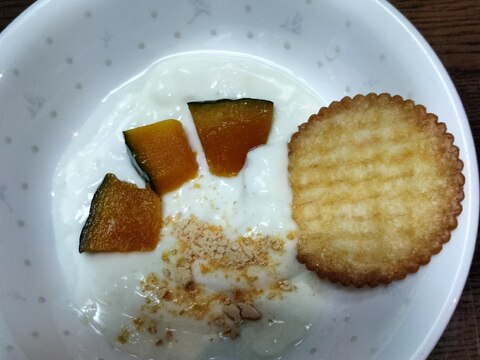 今日のヨーグルト♡かぼちゃ煮&ビスケット